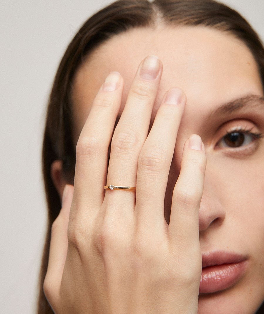 Anillo de oro con diamante solitario