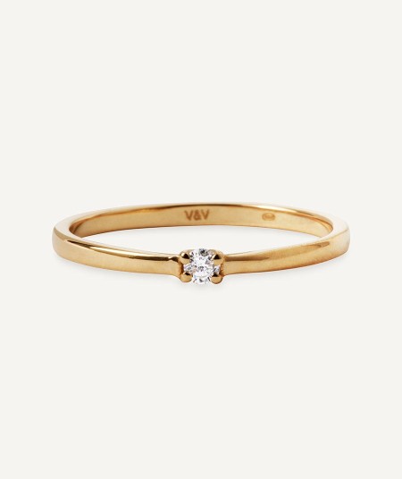 Gold ring with a single diamond