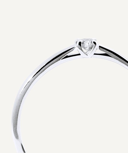 White gold ring with a single diamond