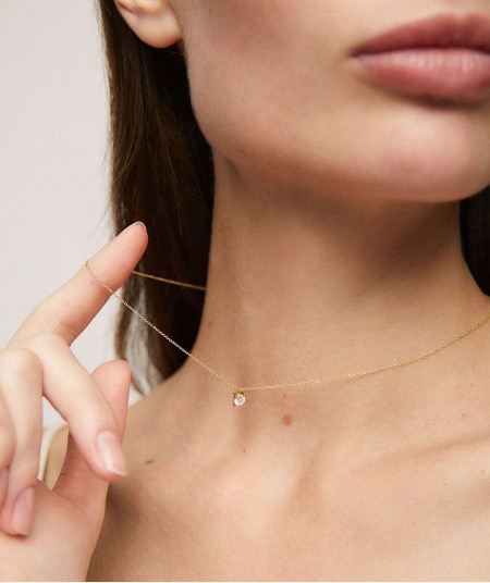 Gold necklace with a solitary diamond