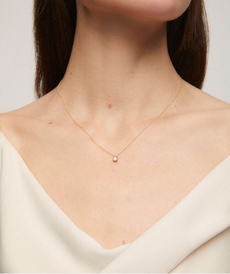 Gold necklace with a solitary diamond