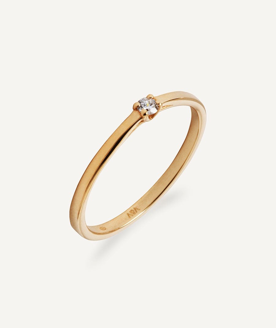 Gold ring with a single diamond