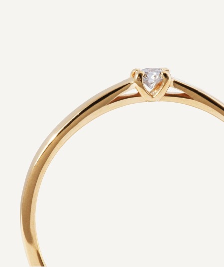 Gold ring with a single diamond