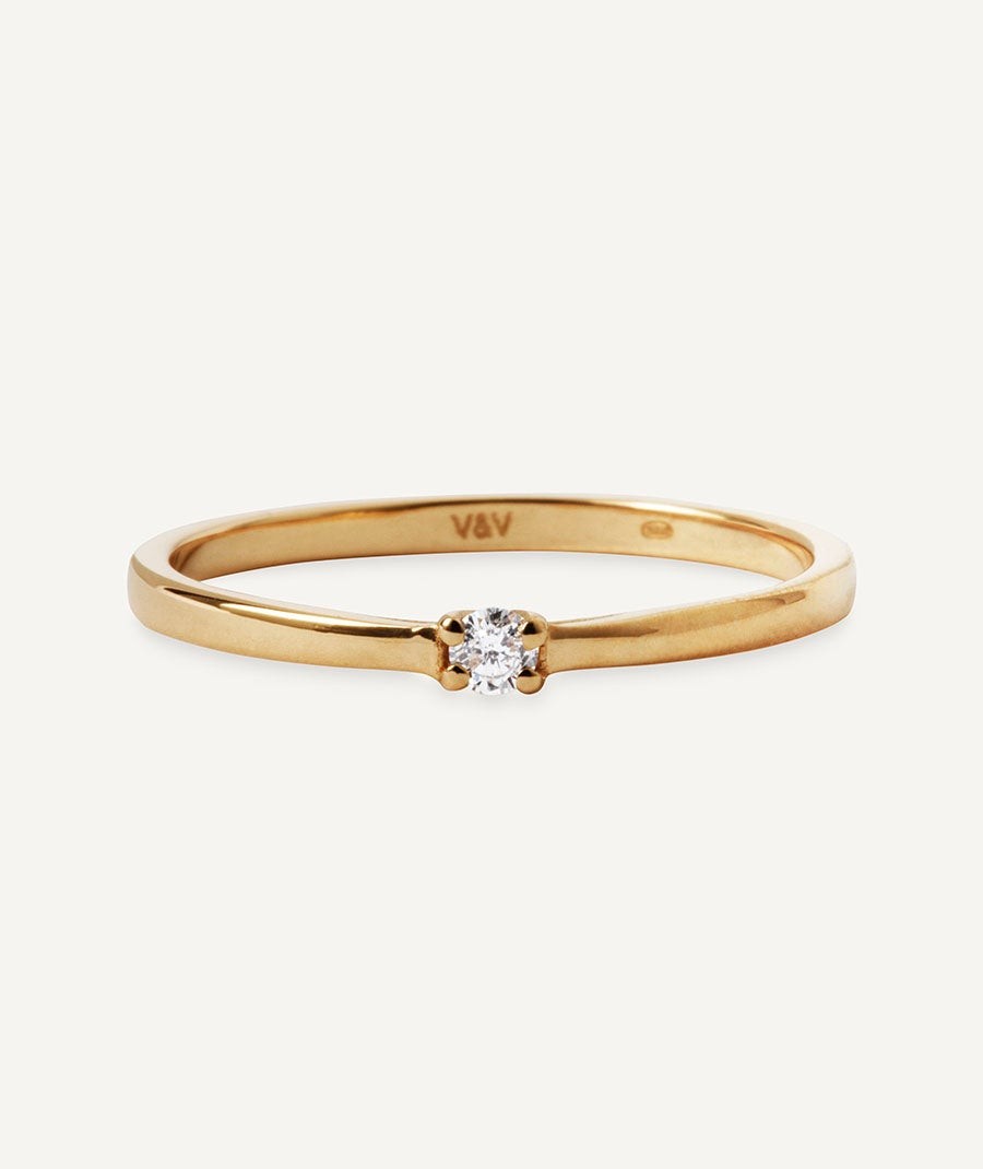 Gold ring with a single diamond