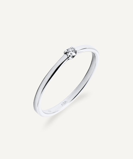 White gold ring with a single diamond