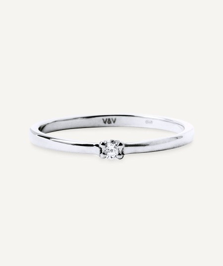 White gold ring with a single diamond