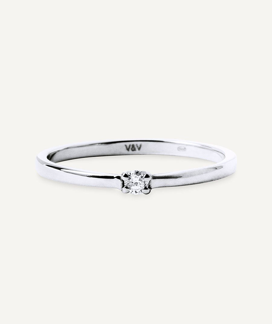 White gold ring with a single diamond